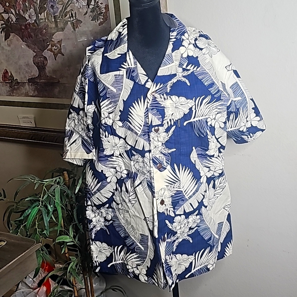 Men's Short Sleeve Palmwave button up floral print shirt.